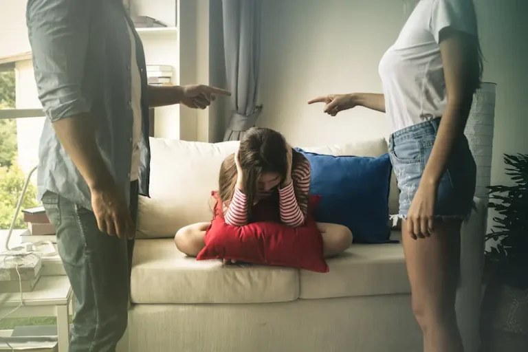 One of the mistakes in an uncontested divorce: spouses argue while a child is ignored on a couch.
